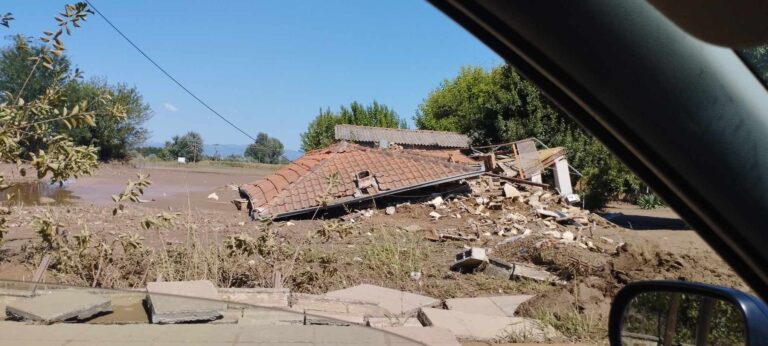 Απελπιστική η κατάσταση στον Παραπόταμο- Έπεσαν σπίτια