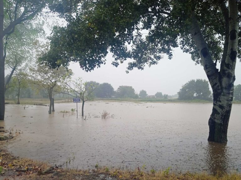 Βυθίστηκε στη λάσπη και το νερό Πύλη και χωριά