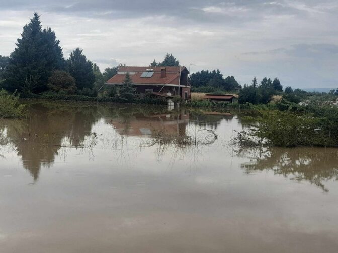 Απεγκλωβίστηκε ζευγάρι ηλικιωμένων από σπίτι στα M.Καλύβια (φωτό και video)