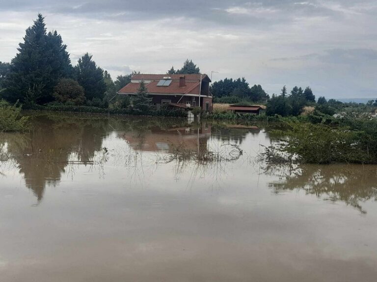 Απεγκλωβίστηκε ζευγάρι ηλικιωμένων από σπίτι στα M.Καλύβια (φωτό και video)
