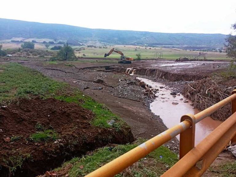 Περιφέρεια Θεσσαλίας: Συνεχίζει την αποκατάσταση της κυκλοφορίας και τον καθαρισμό ρεμάτων-ποταμών