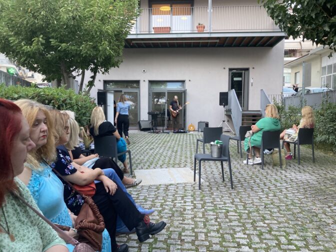 Με επιτυχία η μουσική βραδιά με τον Άλεξ Ηλιόπουλο στη Βιβλιοθήκη Καλαμπάκας