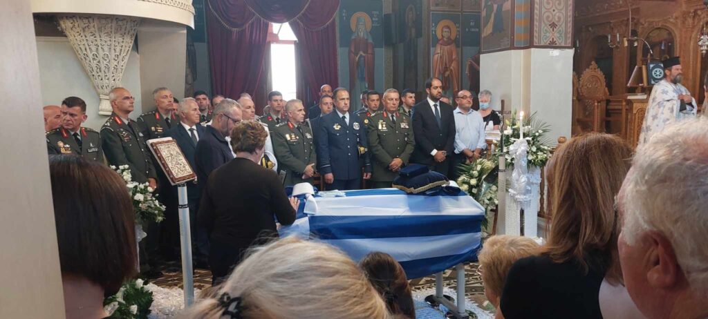 Με τιμές ήρωα κηδεύτηκε ο Γιώργος Βούλγαρης στο Μουζάκι Καρδίτσας