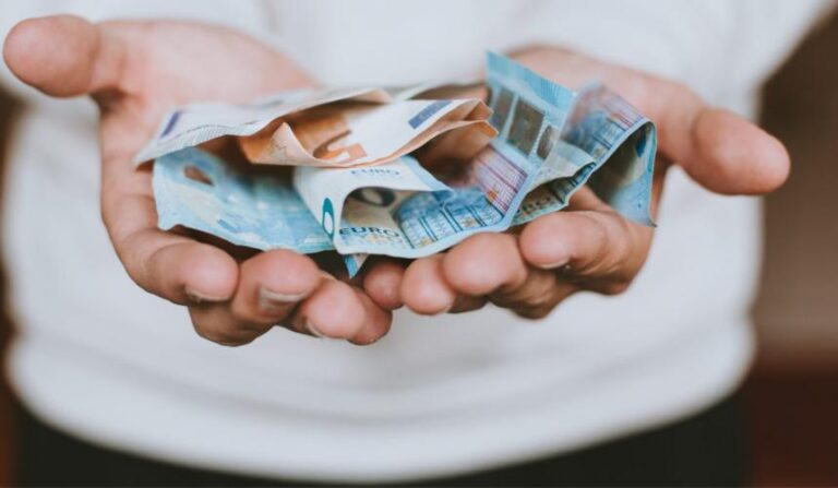 ΟΠΕΚΑ: Ξεκίνησε η υποβολή αιτήσεων για το επίδομα 600 ευρώ