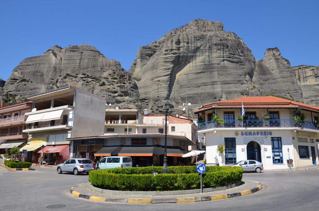 ΚΑΛΑΜΠΑΚΑ: Τηλέφωνα έκτακτης ανάγκης για ηλικιωμένους