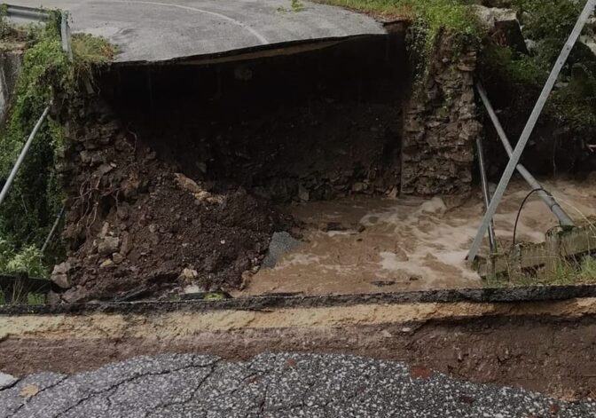 Έπεσε η γέφυρα στα Στουρναρέικα – Αποκομμένα τα χωριά (φωτο) 