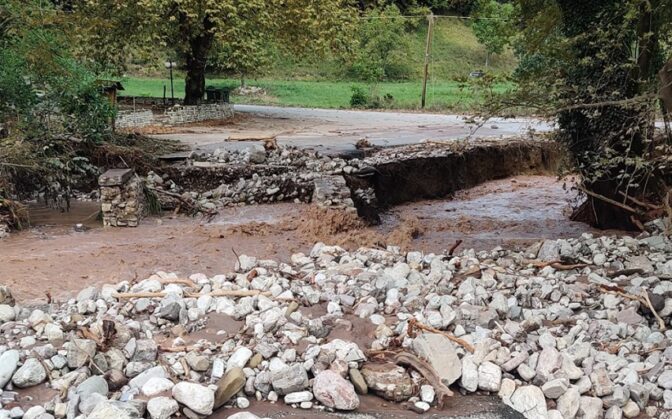 Ακατάπαυστα συνεχίζονται οι εργασίες των τεχνικών της ΔΕΔΔΗΕ στα ορεινά χωριά του Δήμου Μετεώρων