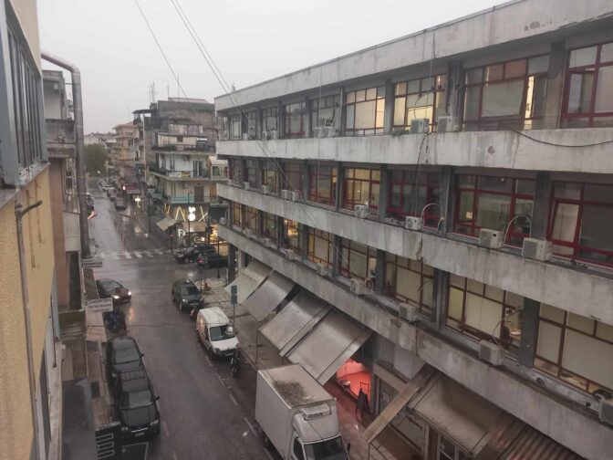 Ισχυρή βροχόπτωση και συνεχή αστραπόβροντα στα Τρίκαλα