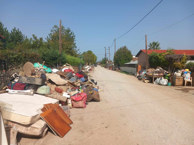 Μεγάλα Καλύβια: Ζώντας μέσα στην καταστροφή (φωτό)