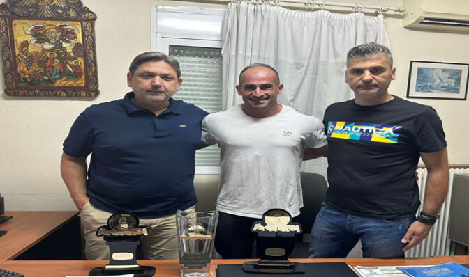 Συγχαίρουν τον συνάδελφό τους οι αστυνομικοί των Τρικάλων