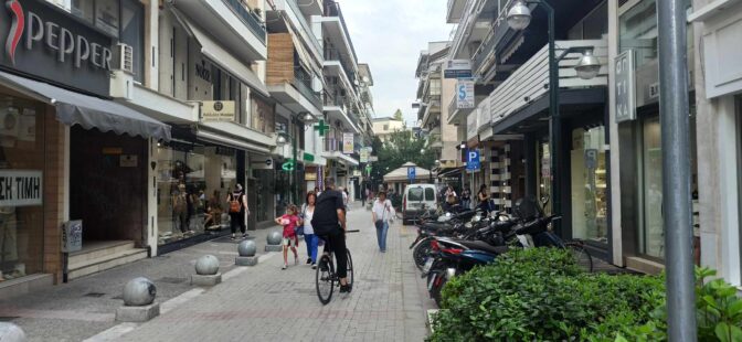 Ορθάνοιχτα τα καταστήματα στα Τρίκαλα