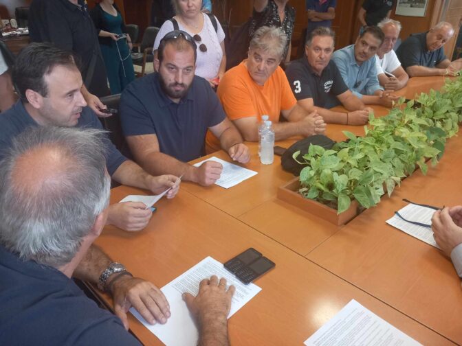 Αυστηρή κριτική κατά του προέδρου των Μεγάλων Καλυβίων για τη στάση του
