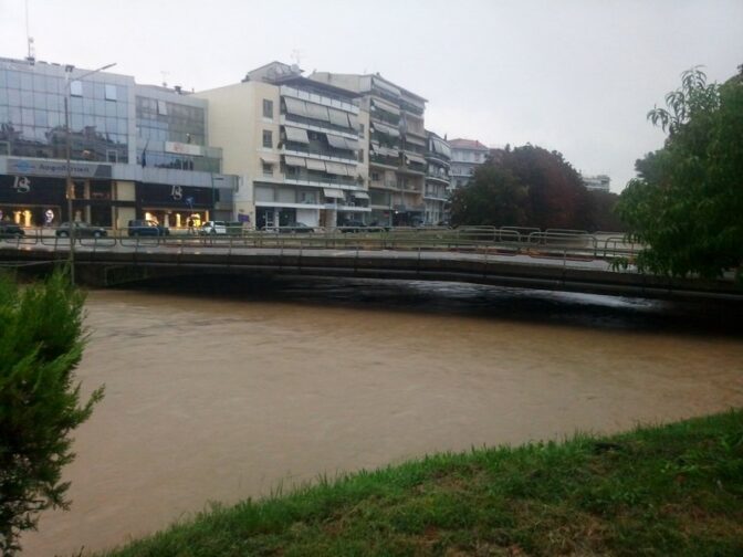 Κρίσιμες ώρες για τα Τρίκαλα με τον Ληθαίο οργισμένο (φωτο και video)
