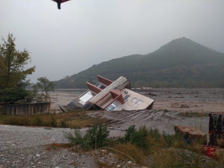 Το ποτάμι παρέσυρε τριώροφο κτήριο στο Μουζάκι(φωτο)