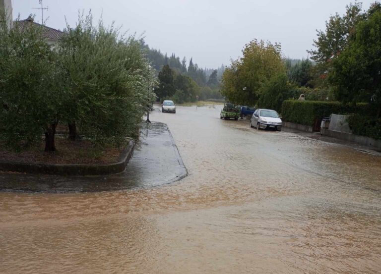Χωρίς ρεύμα, νερό και δίκτυο τηλεφωνίας περιοχές στα Τρίκαλα