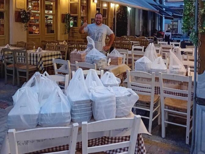 Τα Μανάβικα έγιναν μια γροθιά και μαγείρεψαν για τους πληγέντες