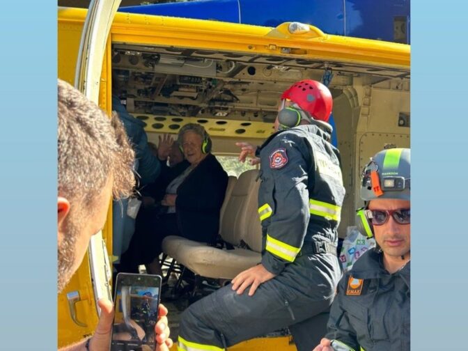 Οι Κρανιώτες αποχαιρετούν το χωριό τους φεύγοντας με ελικόπτερο