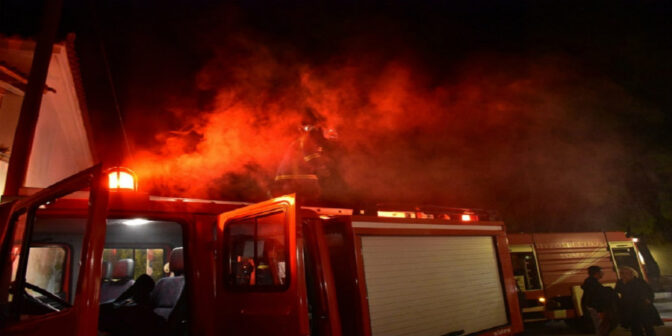 Βόλος: Κάηκαν ξύλα που προορίζονταν για το «Χωριό του Άη Βασίλη»