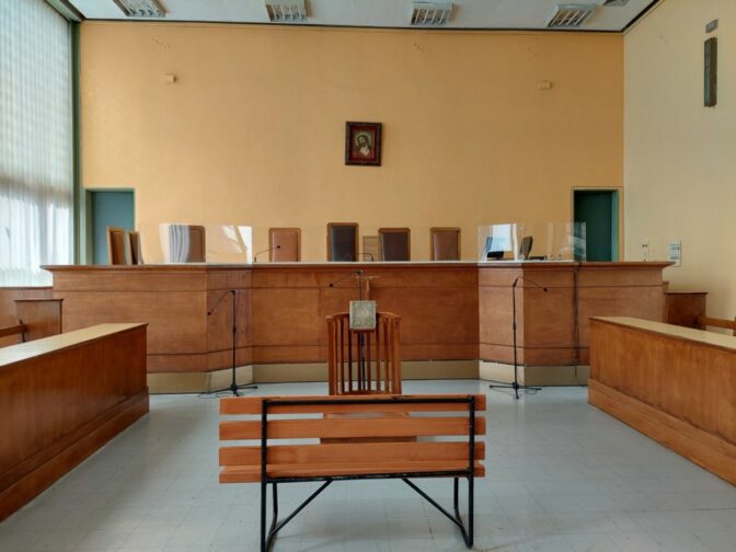 Λάρισα: Οι περιπέτειες ενός δικαστικού επιμελητή – Πήγε να επιδώσει εξώδικο και έφαγε κλωτσιές