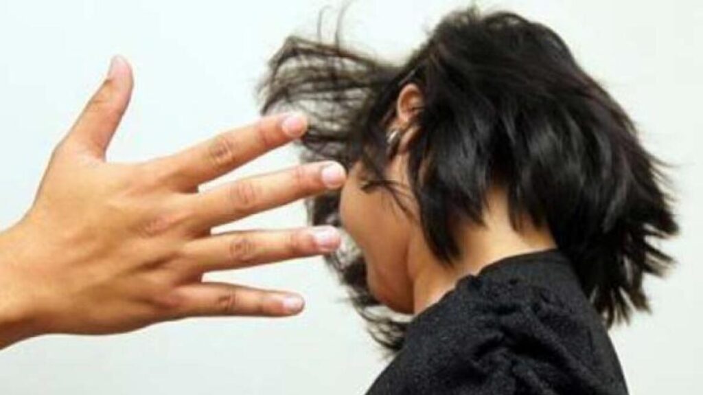 Ζευγάρι Λαρισαίων με χειροπέδες γιατί χαστούκισαν την κόρη τους