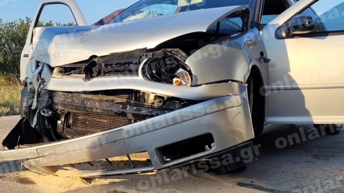 Λάρισα: Νεαρός έπεσε με το αυτοκίνητό του πάνω στον τοίχο νεκροταφείου (φωτό)