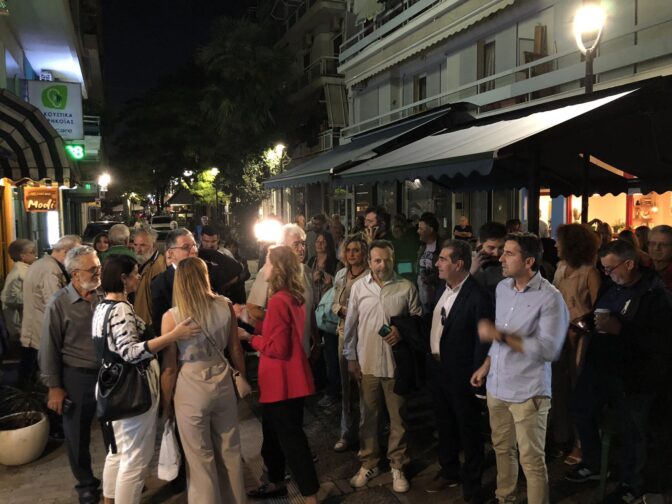 Συγκεντρώνεται κόσμος στο εκλογικό κέντρο του Δημήτρη Κουρέτα στη Λάρισα (φωτό)