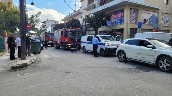 Κοπέλα τραυματίστηκε μετά από σύγκρουση αυτοκινήτων στη Λάρισα (φωτό)