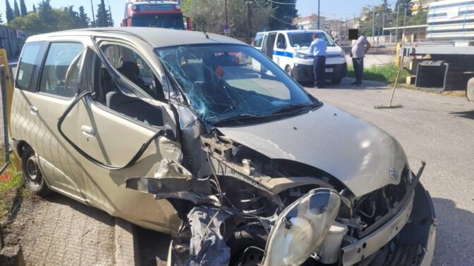 Τρελή πορεία για αυτοκίνητο κοντά στη Λάρισα: Έπεσε πάνω σε σταθμευμένο φορτηγό (φωτό)