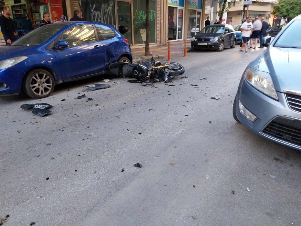 Νεκρός o οδηγός της μηχανής στο τροχαίο της Λάρισας (φωτό)