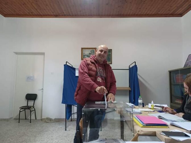Με βεγγαλικά και χορούς γιόρτασε την επανεκλογή του ο Πρόεδρος της Πύρρας