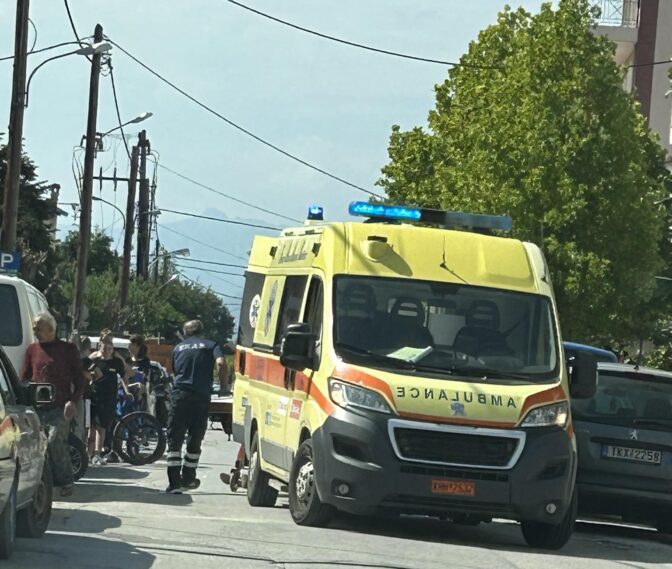 Στο Νοσοκομείο δικυκλιστής μετά από τροχαίο στα Τρίκαλα (φωτό)