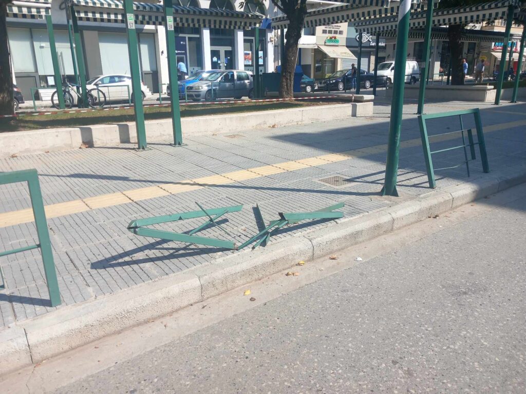 Τρίκαλα: Αυτοκίνητο έπεσε στα κάγκελα της λαϊκής (φωτό)