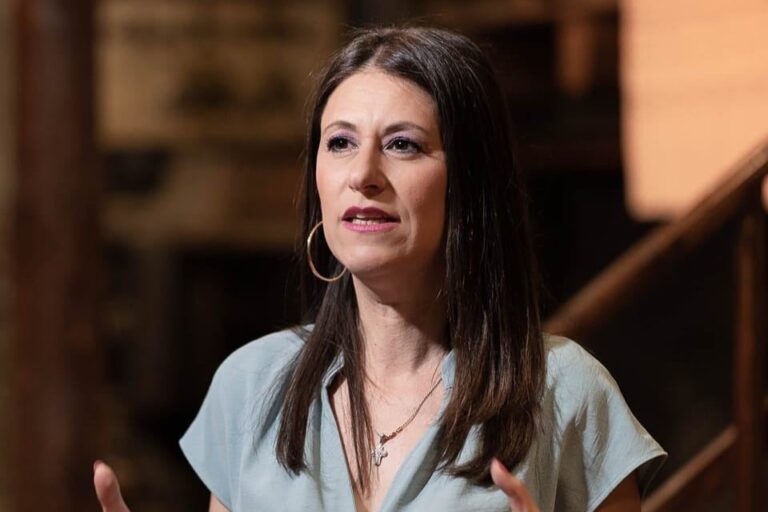 Η αντιδήμαρχος Τρικκαίων Σοφία Αλεστά μιλά για τα τραπεζοκαθίσματα στον Ληθαίο