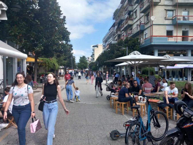 Μια βόλτα στα εκλογικά περίπτερα στα Τρίκαλα (φωτό)