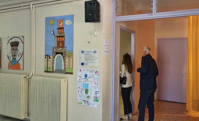 Τρίκαλα: Σε τάξεις με εκλογικά παραβάν επιστρέφουν οι μαθητές στα σχολεία