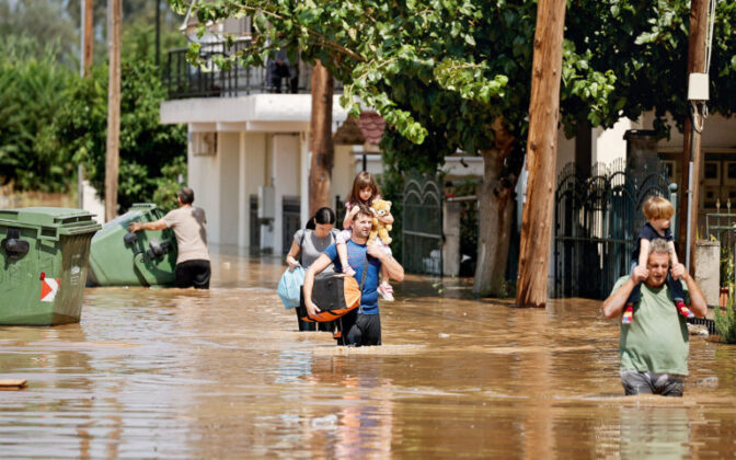 Τα παιδιά θύματα των καταστροφικών πλημμυρών στα Τρίκαλα