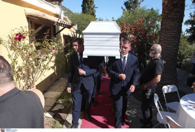 Αποχαιρετισμός στα λευκά για την σπουδαία Μαίρη Χρονοπούλου (φωτό)