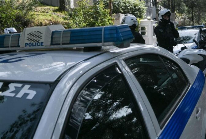Χειροπέδες σε 64χρονη για οικονομικές και εργασιακές παραβάσεις