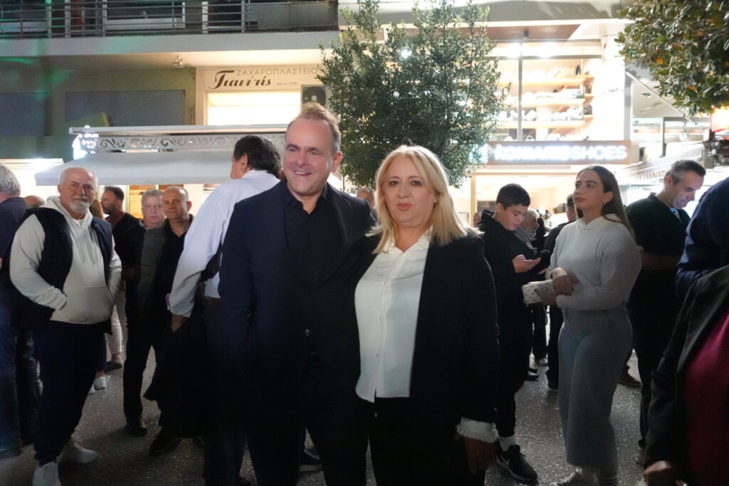 Πανηγυρισμοί στο εκλογικό περίπτερο του Δημήτρη Κουρέτα στα Τρίκαλα (φωτό)