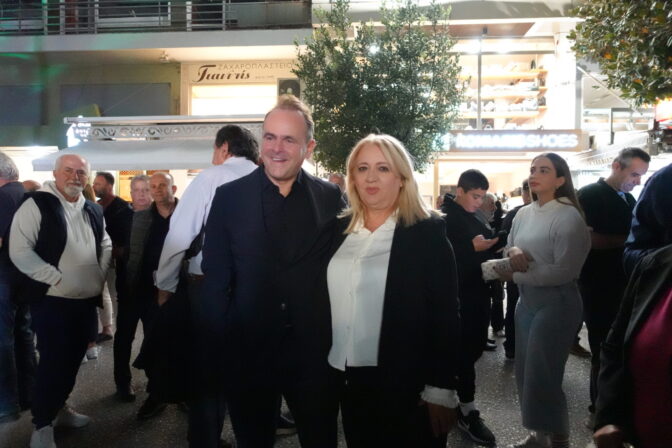 Πανηγυρισμοί στο εκλογικό περίπτερο του Δημήτρη Κουρέτα στα Τρίκαλα (φωτό)