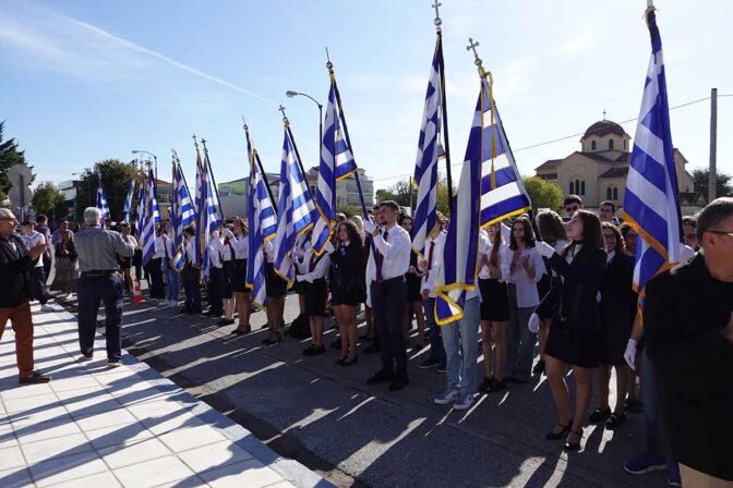 Φόρος τιμής στους ήρωες από τη μαθητιώσα νεολαία στα Τρίκαλα (φωτό)