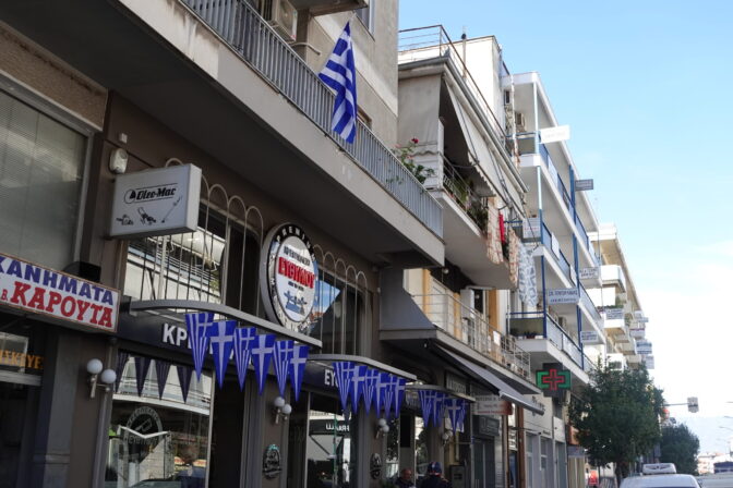 Τρίκαλα: «Κυματίζουν» στα μπαλκόνια οι γαλανόλευκες (φωτό)