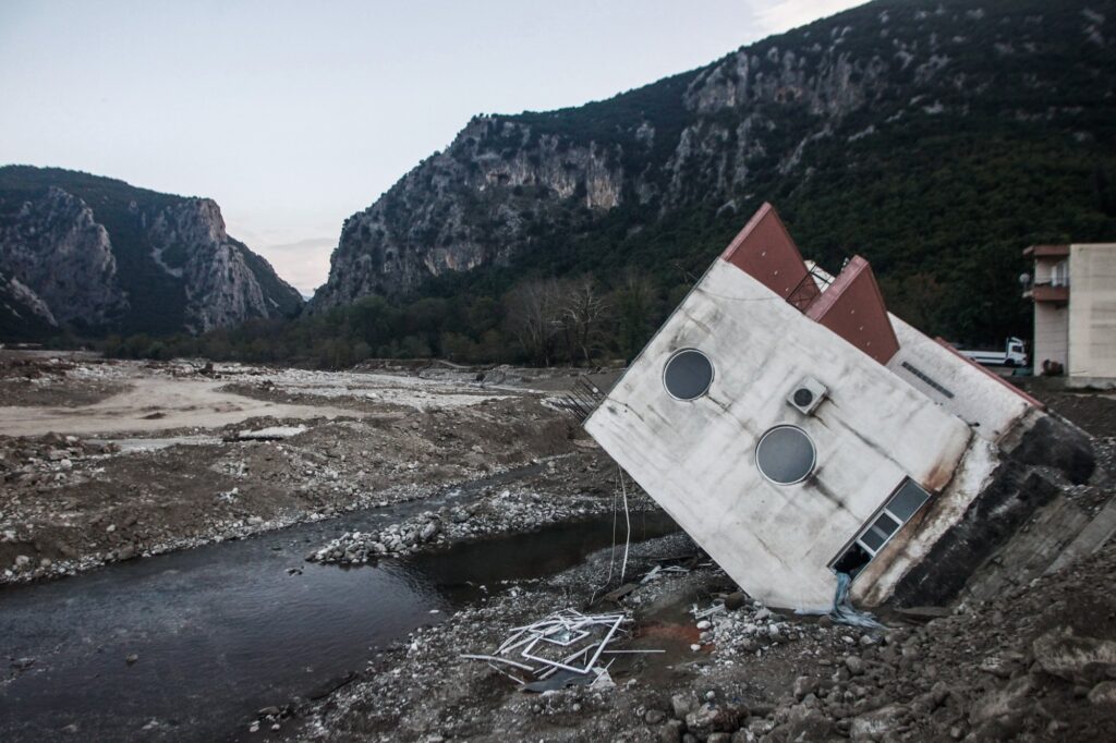 Παραμένουν αποκλεισμένοι - Μετέφεραν με drone τρόφιμα και φάρμακα σε κατοίκους στον δήμο Μουζακίου