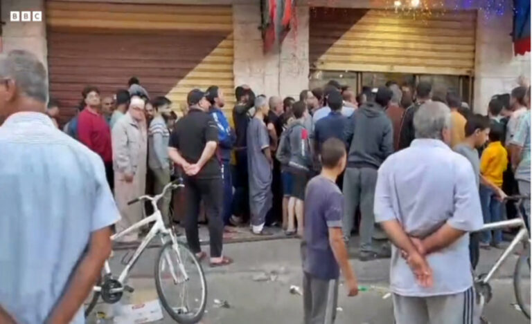 Ατελείωτες ουρές για ένα κομμάτι ψωμί στη Γάζα