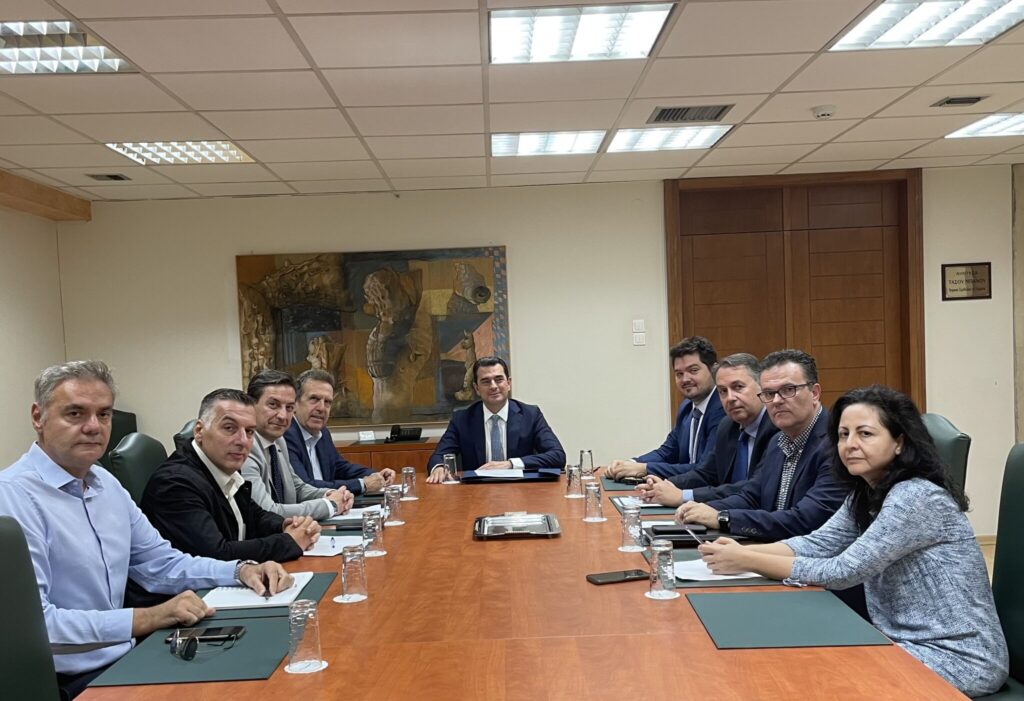 Συνάντηση του Κώστα Σκρέκα με τους εμπόρους για την παραγωγική ανασυγκρότηση της Θεσσαλίας