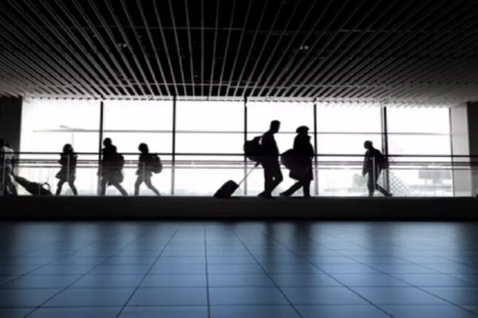 Ανεξέλεγκτες δύο γυναίκες χτύπησαν επιβάτη και δάγκωσαν αστυνομικό!