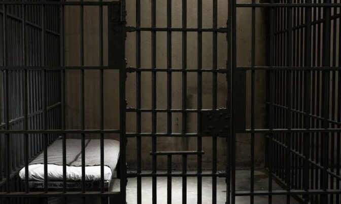 Ξύλο και μαχαίρωμα στις φυλακές Λάρισας για το κοντρόλ της τηλεόρασης