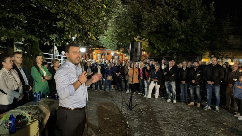 Συγκινημένος ο Αβραμόπουλος στην τελευταία ομιλία του στο χωριό του
