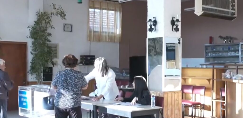 Μετέτρεψαν το καφενείο σε εκλογικό κέντρο σε χωριό της Καρδίτσας