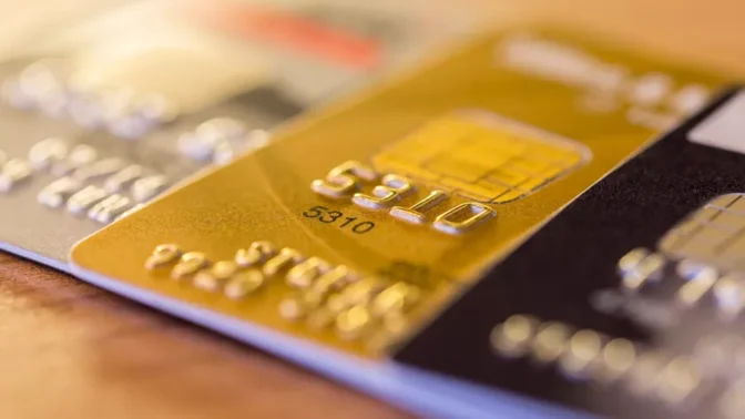 Βρήκε τραπεζική κάρτα και …άρχισε τις αγορές